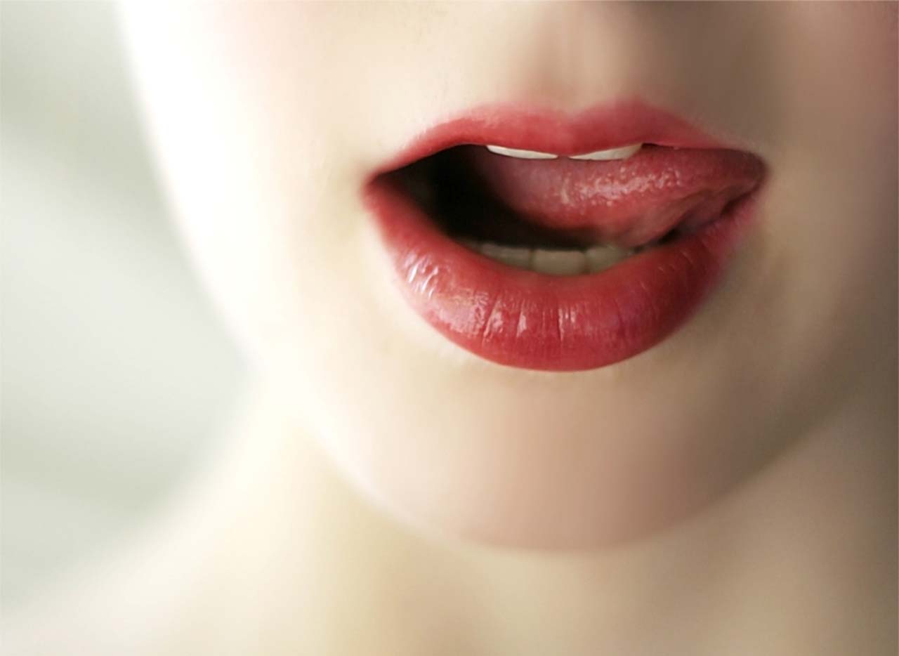Женские аккуратные губы. Лизнула губы. Лизнула губы. Лизнула губы. Лизнула губы.